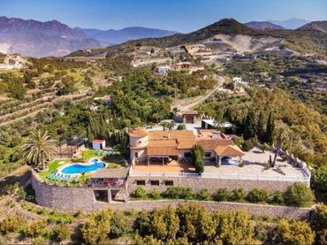 Villa con piscina in vendita a MINASIERRA P18