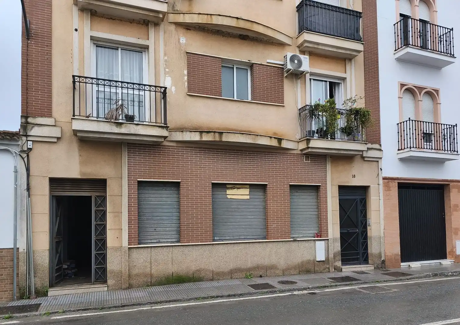 Vista exterior de Local en venda en San Juan del Puerto
