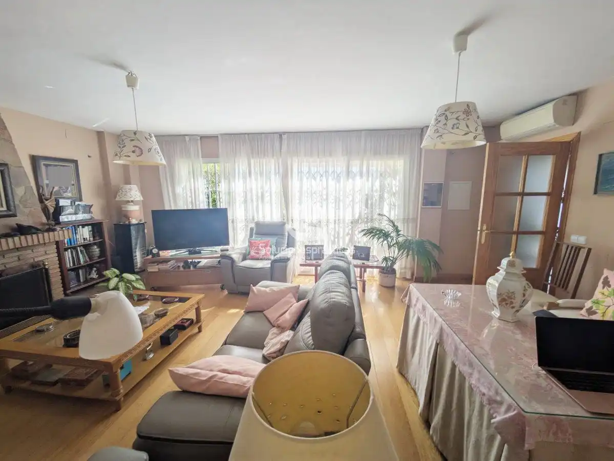 Sala d'estar de Casa o xalet en venda en Jaén amb Aire condicionat, Terrassa i Traster