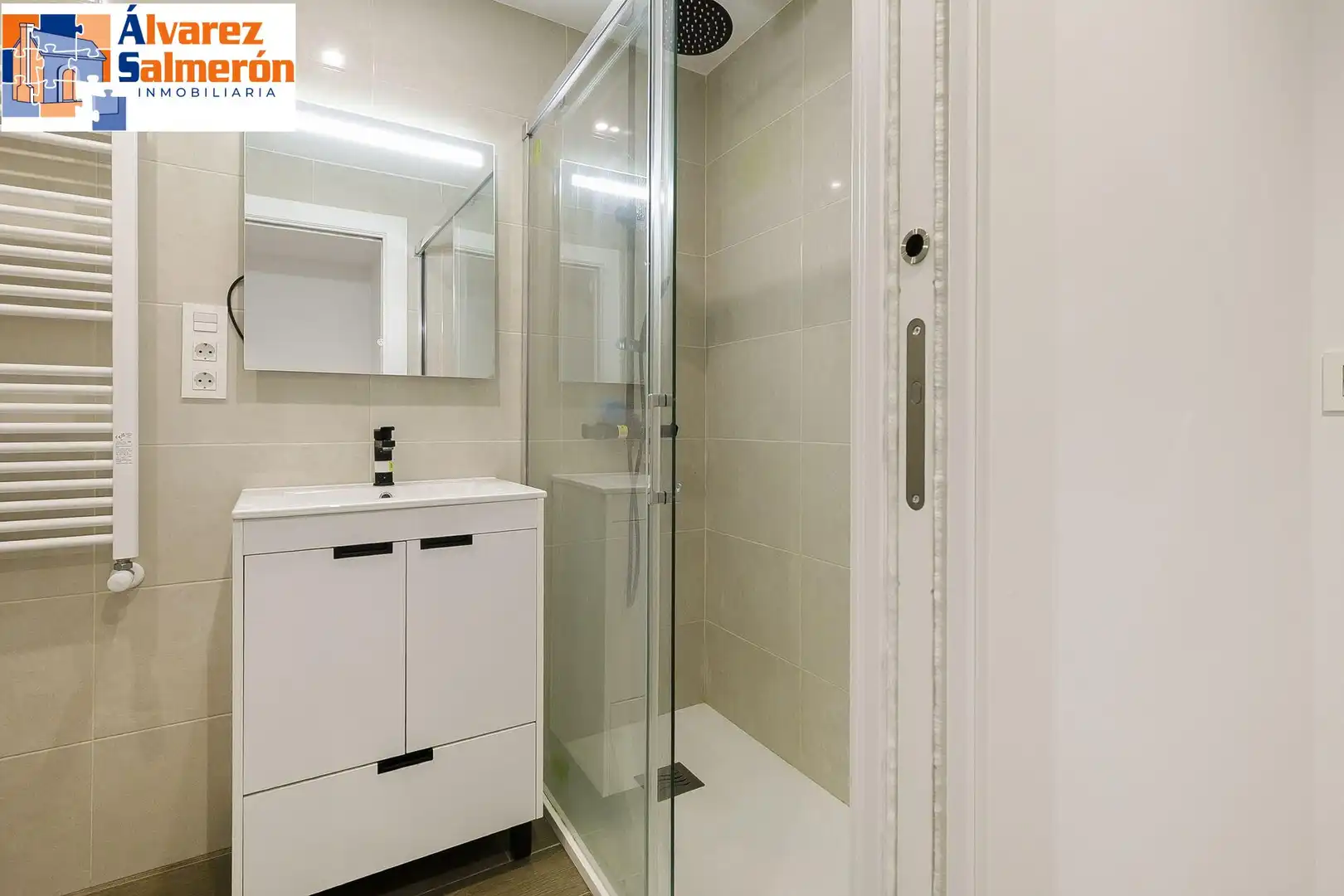 Bathroom of Apartments for sale in Granada