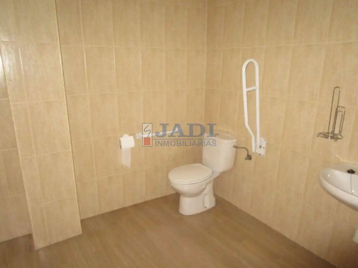 Baño de Local de alquiler en Valdepeñas con Aire acondicionado y Amueblado