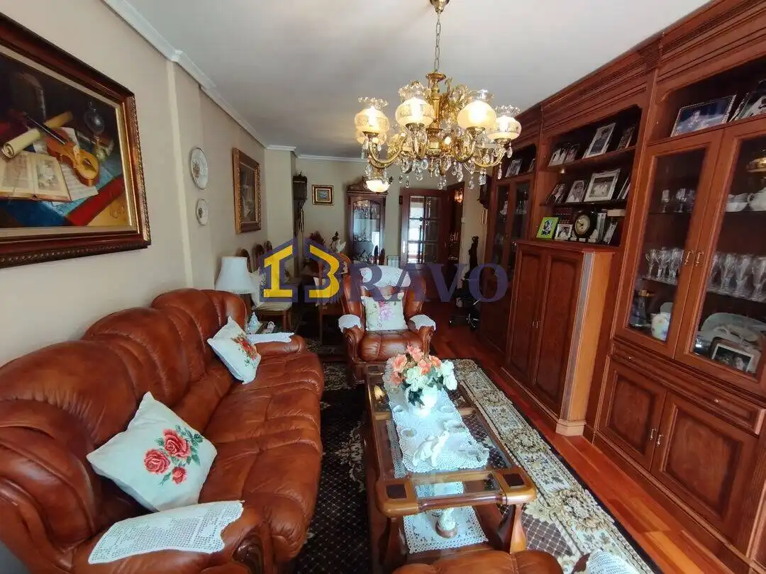 Sala de estar de Casa adosada en venta en Medina de Pomar con Calefacción, Jardín privado y Terraza