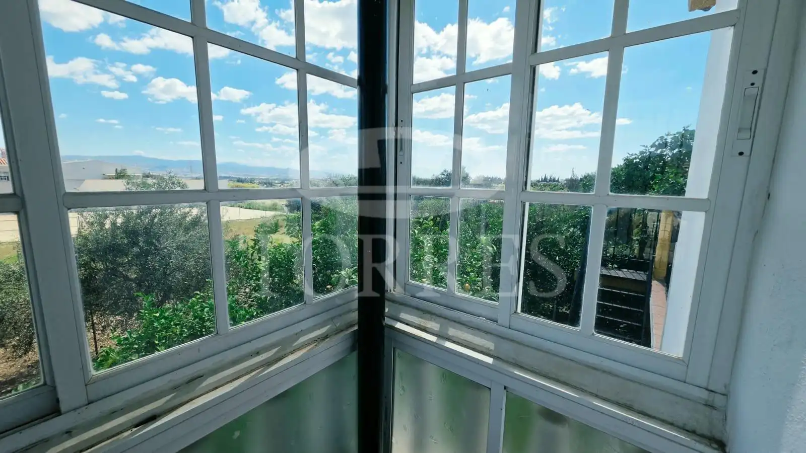 Vista exterior de Casa o xalet en venda en Alhaurín de la Torre amb Jardí privat, Traster i Balcó