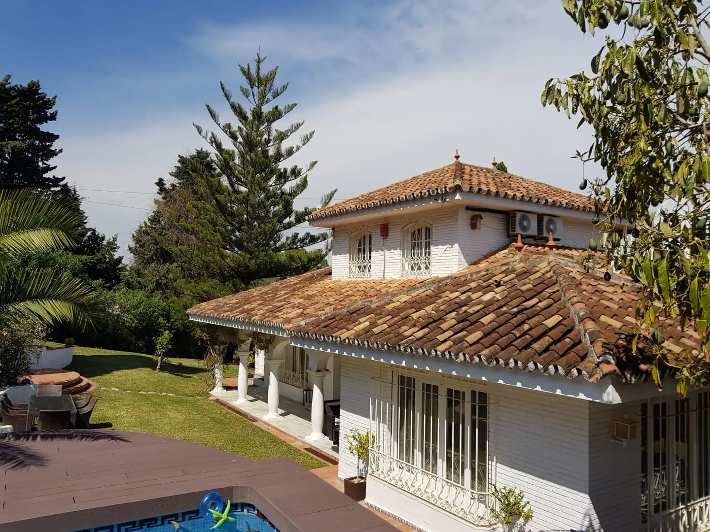 Vista exterior de Casa o xalet en venda en Alhaurín de la Torre amb Aire condicionat, Jardí privat i Terrassa