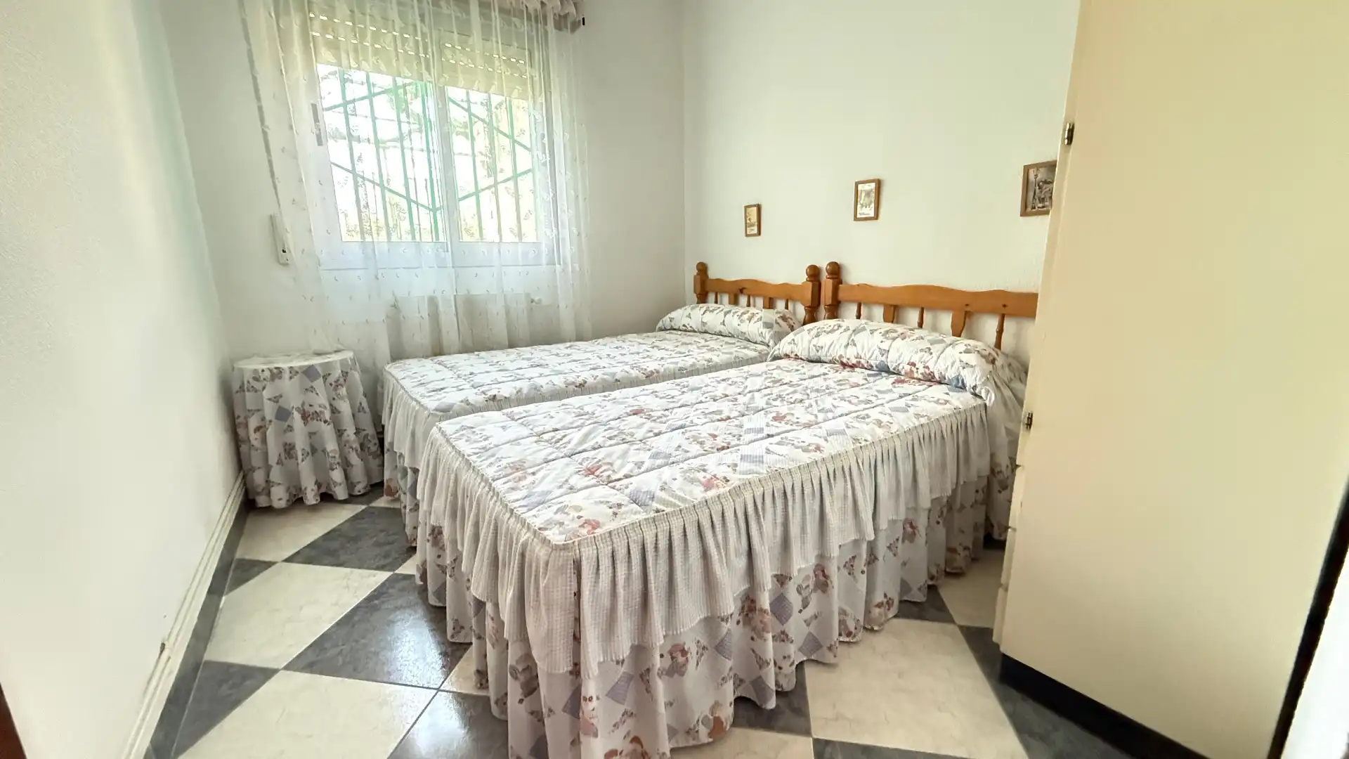 Dormitori de Casa o xalet en venda en Barrax amb Calefacció, Piscina i Moblat