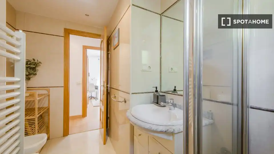 Bathroom of Flat for rent in Madrid  with Air Conditioner, Heating and Furnished