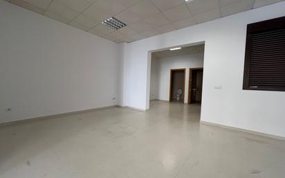 Premises to rent in Olivares  with Air Conditioner