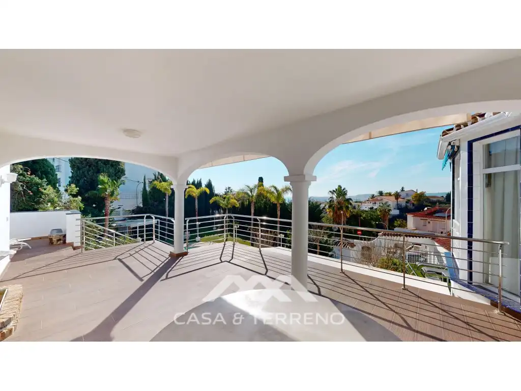 Vista exterior de Casa o xalet en venda en Vélez-Málaga amb Aire condicionat, Jardí privat i Terrassa