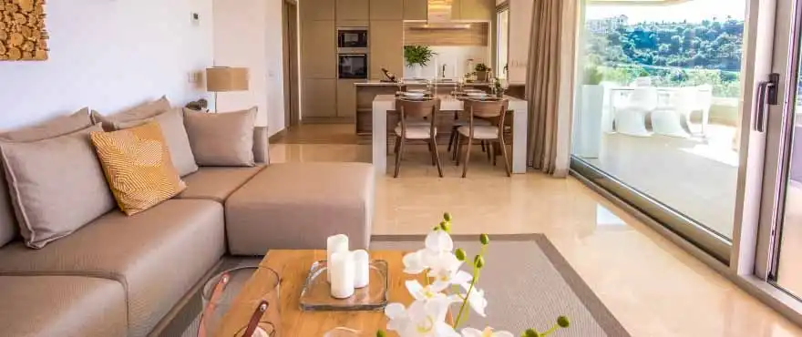 Sala d'estar de Apartament de lloguer en Benahavís amb Aire condicionat, Calefacció i Jardí privat