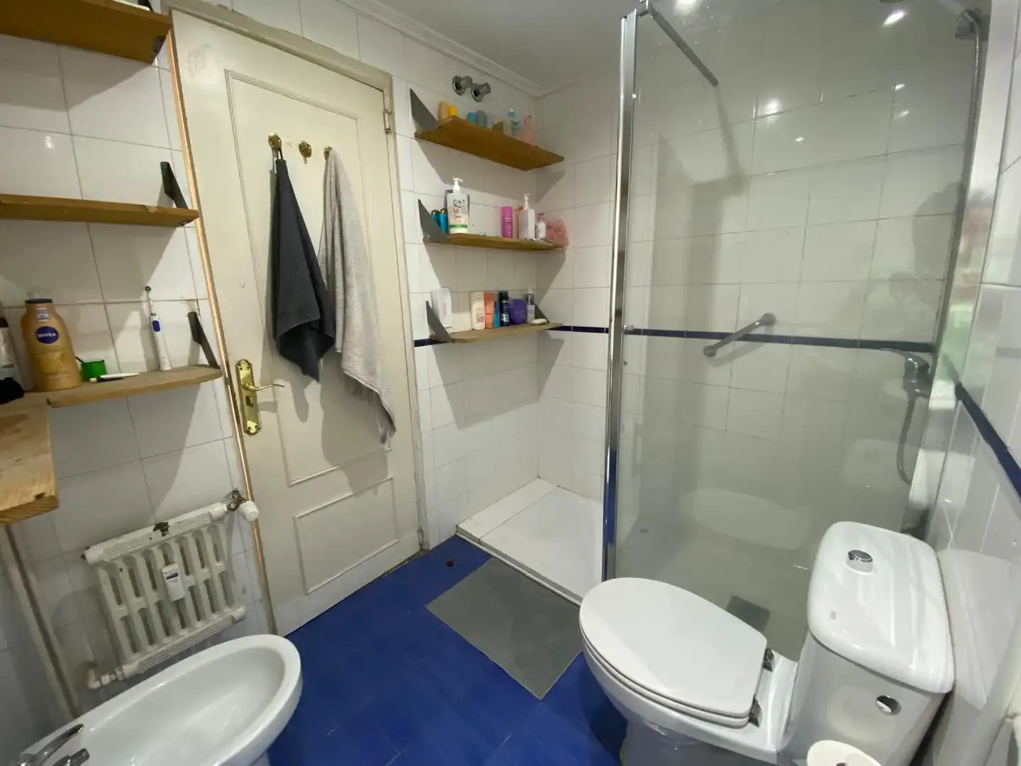 Badezimmer von Wohnung zur Miete in Madrid mit Heizung, Parkett und Möbliert