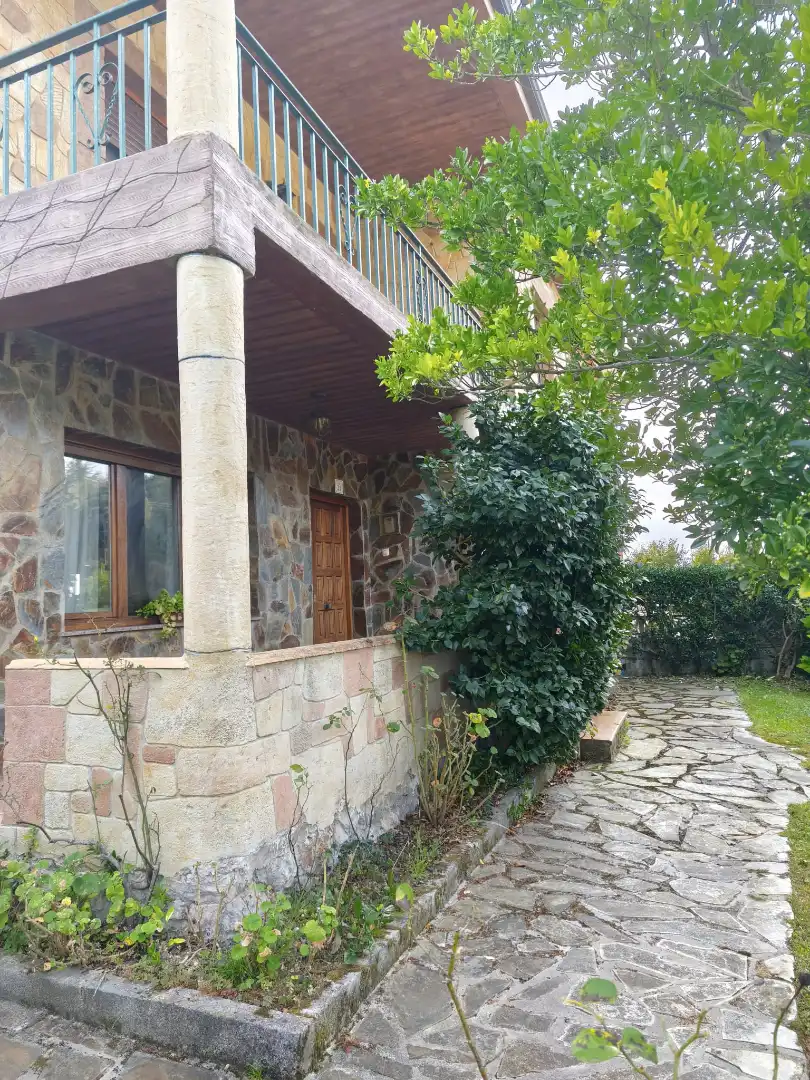 Casa aparellada amb terrassa en venda a Calle Real 5