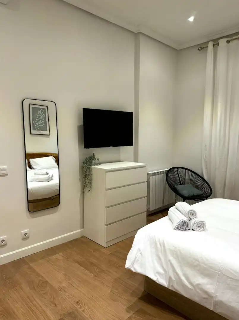 Schlafzimmer von Wohnung zur Miete in Madrid mit Klimaanlage, Heizung und Möbliert