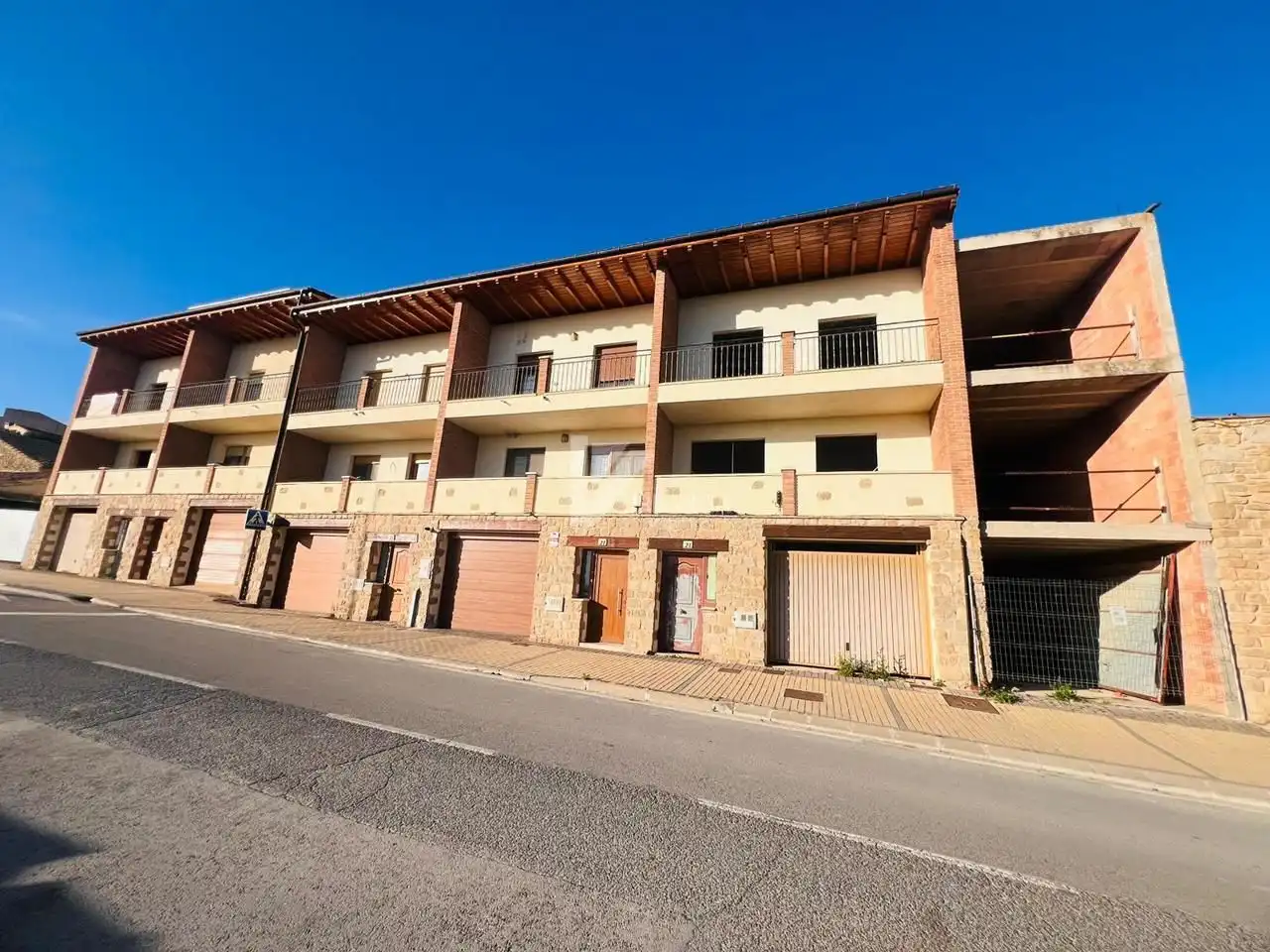 Vista exterior de Casa adosada en venda en Larraga amb Terrassa i Balcó