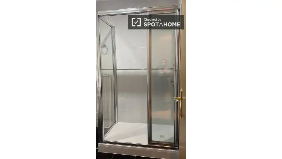 Bathroom of Flat for rent in Madrid  with Air Conditioner, Heating and Furnished