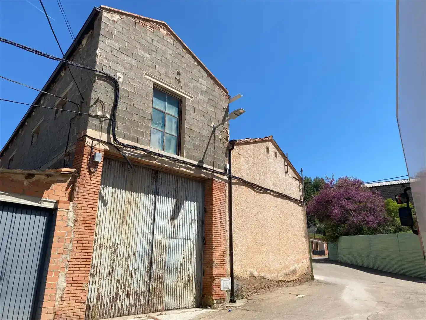 Vista exterior de Nave industrial en venta en Villafeliche, Zaragoza