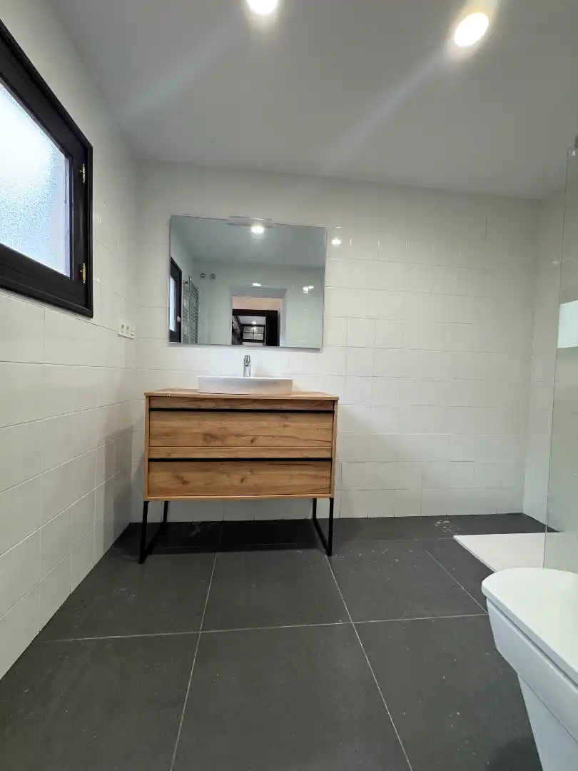 Badezimmer von Wohnung zur Miete in Oviedo  mit Ofen und Balkon