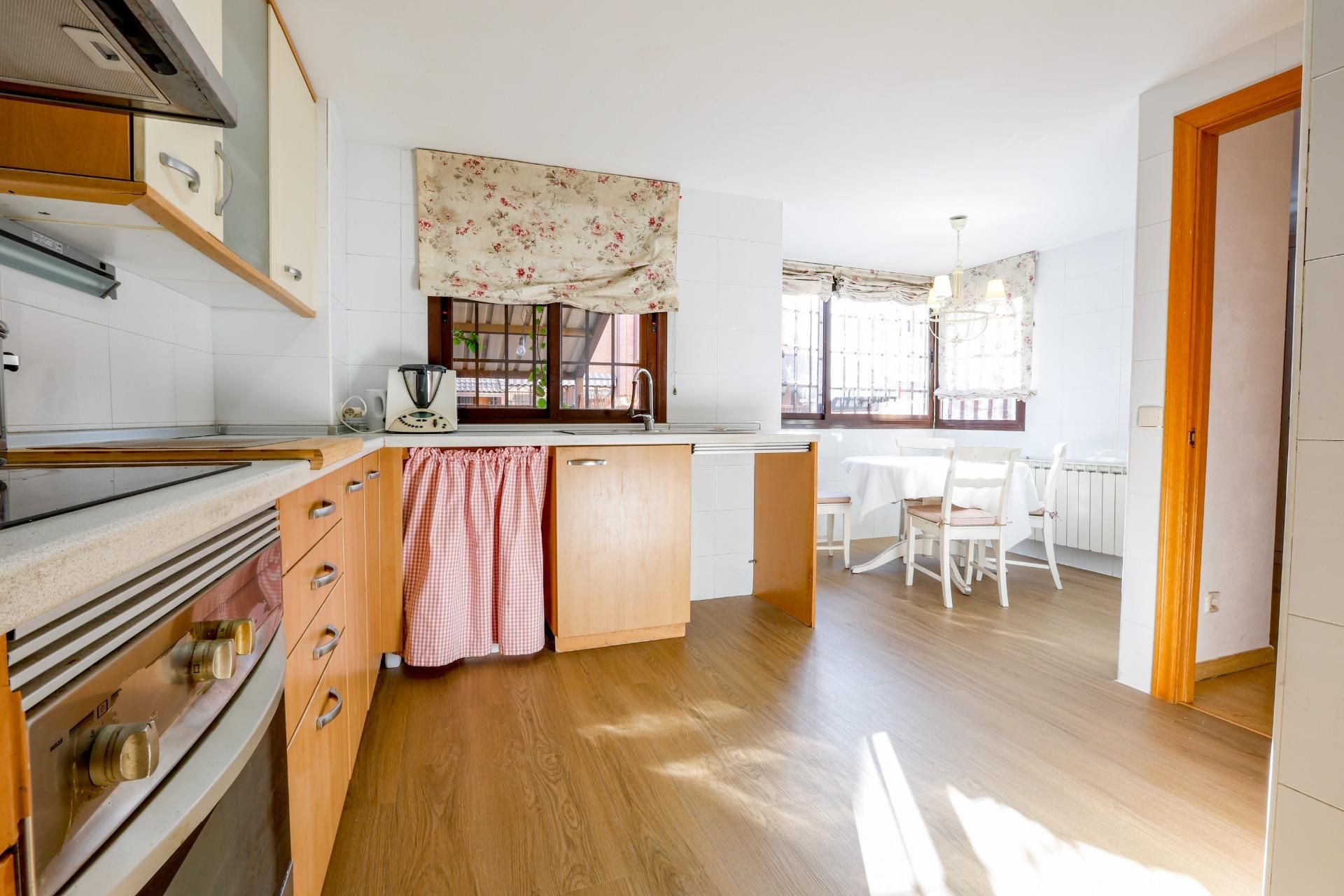 Cuina de Casa adosada en venda en Valdemoro amb Aire condicionat, Jardí privat i Terrassa