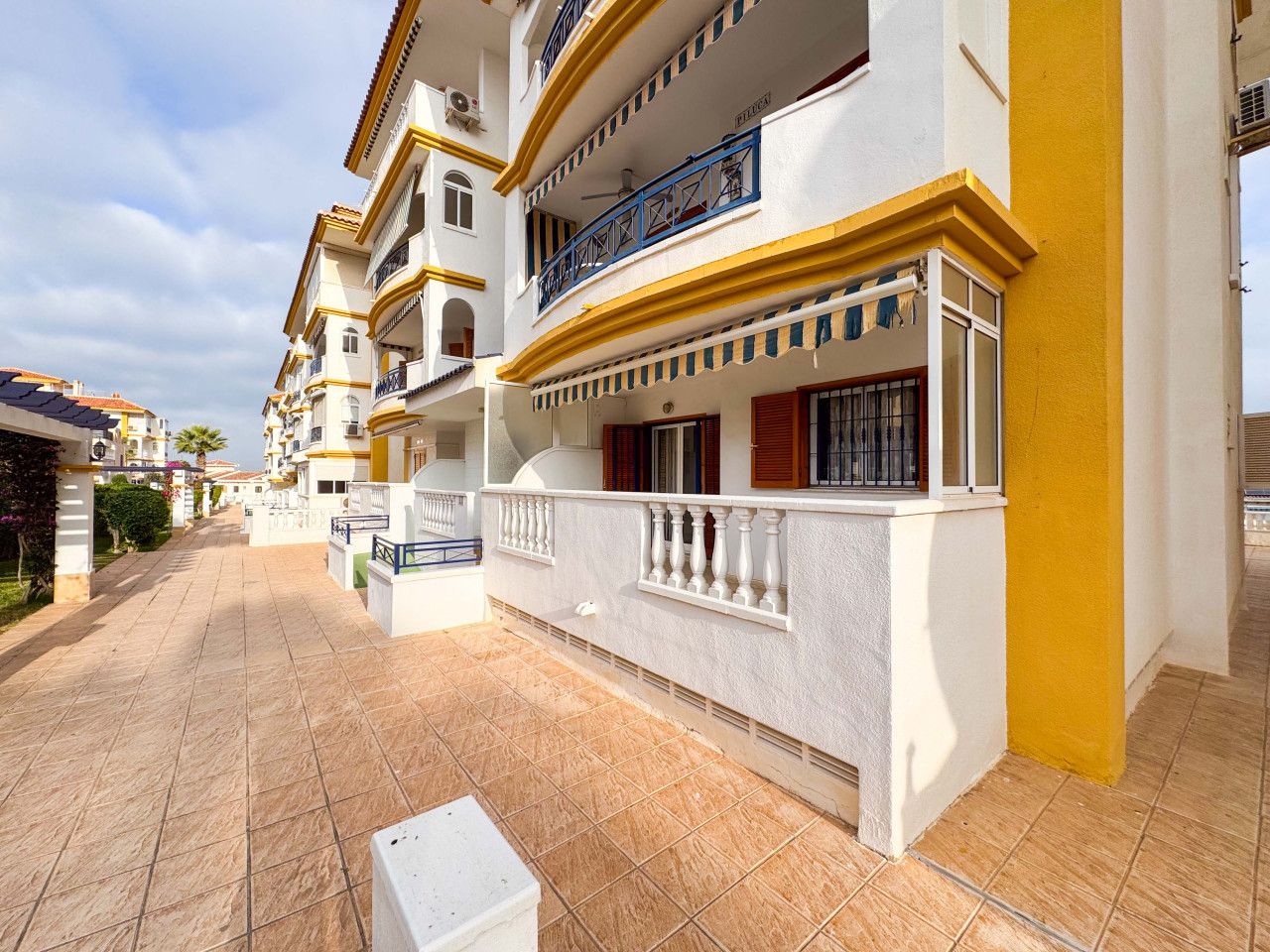 Vista exterior de Planta baixa en venda en Torrevieja amb Calefacció, Terrassa i Piscina