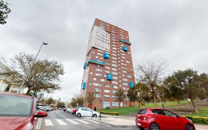 Außenansicht von Wohnung zum verkauf in Barakaldo  mit Balkon