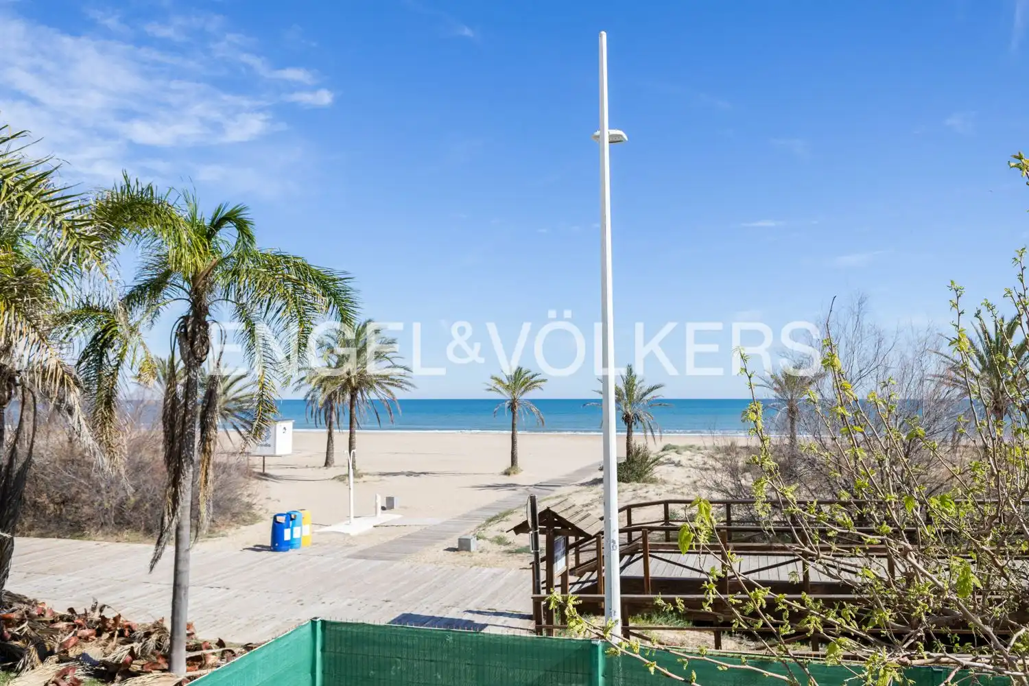 Außenansicht von Einfamilien-Reihenhaus zum Verkauf in Gandia mit Klimaanlage, Heizung und Privatgarten