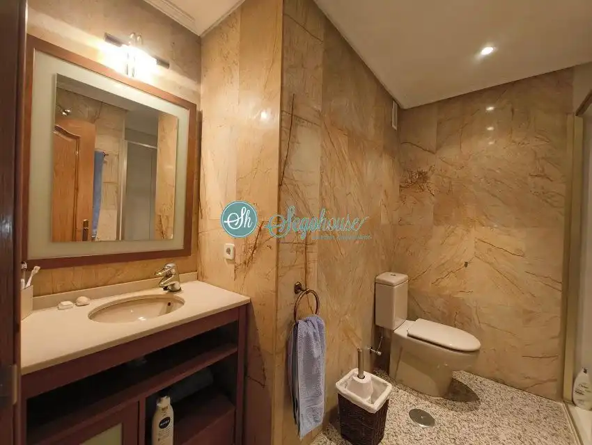 Baño de Piso de alquiler en Segovia con Calefacción y Parquet