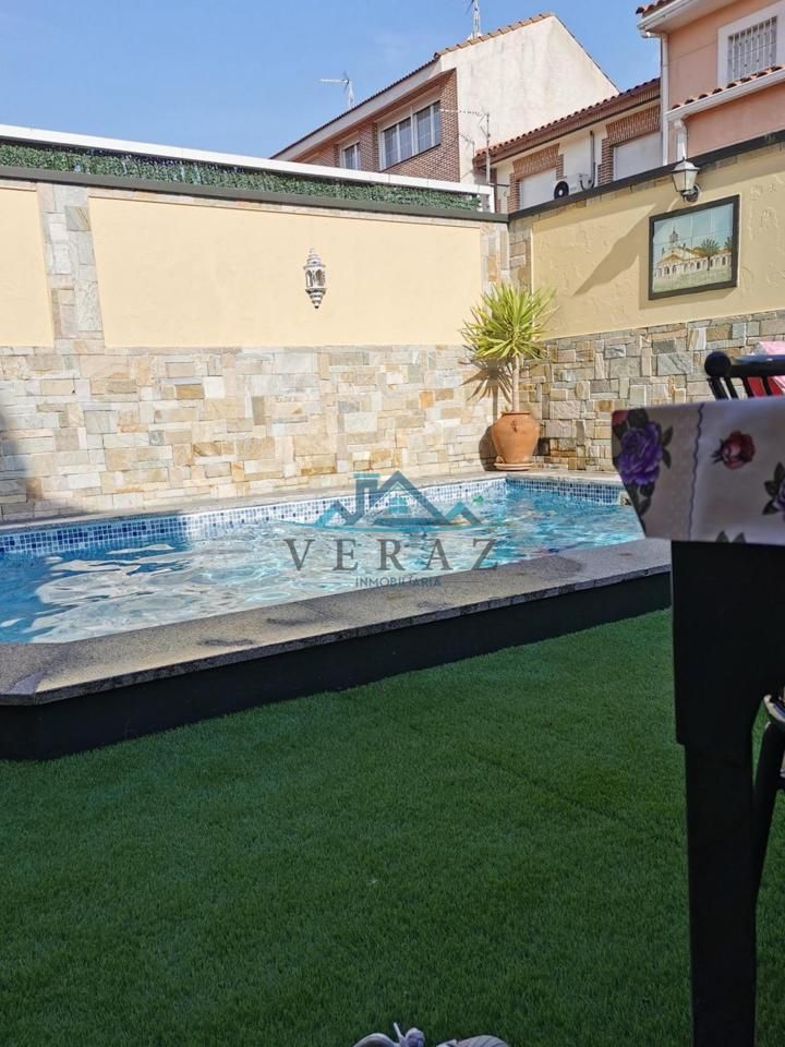 Swimming pool of House or chalet for sale in Talavera de la Reina  with Air Conditioner, Heating and Private garden