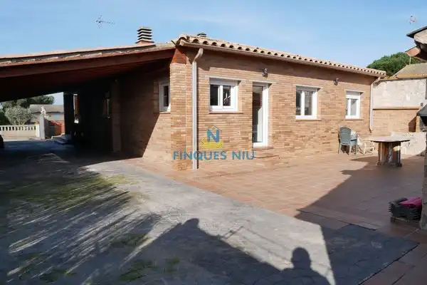 Xalet amb jardí en venda a Carrer Riu Besòs 6