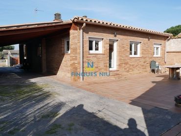 Xalet amb jardí en venda a Carrer Riu Besòs 6