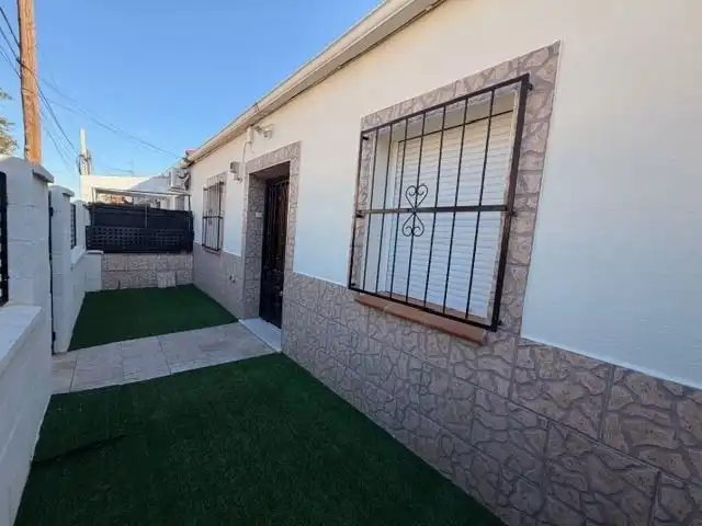 Vista exterior de Casa adosada en venda en San Blas
