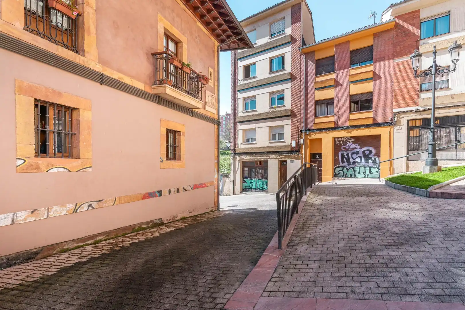 Vista exterior de Pis en venda en Oviedo  amb Calefacció, Moblat i Balcó