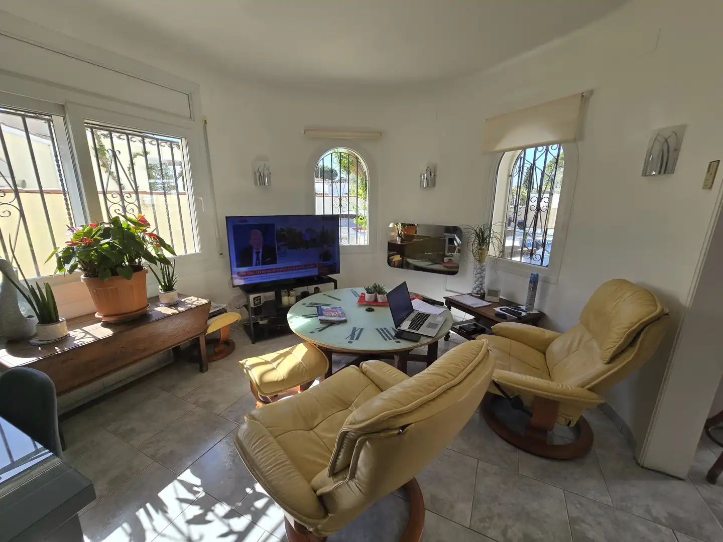 Sala d'estar de Casa o xalet en venda en Empuriabrava amb Aire condicionat, Jardí privat i Piscina