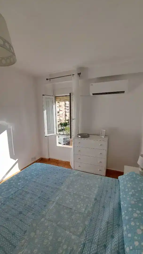 Schlafzimmer von Wohnung zur Miete in  Sevilla Capital mit Klimaanlage und Balkon