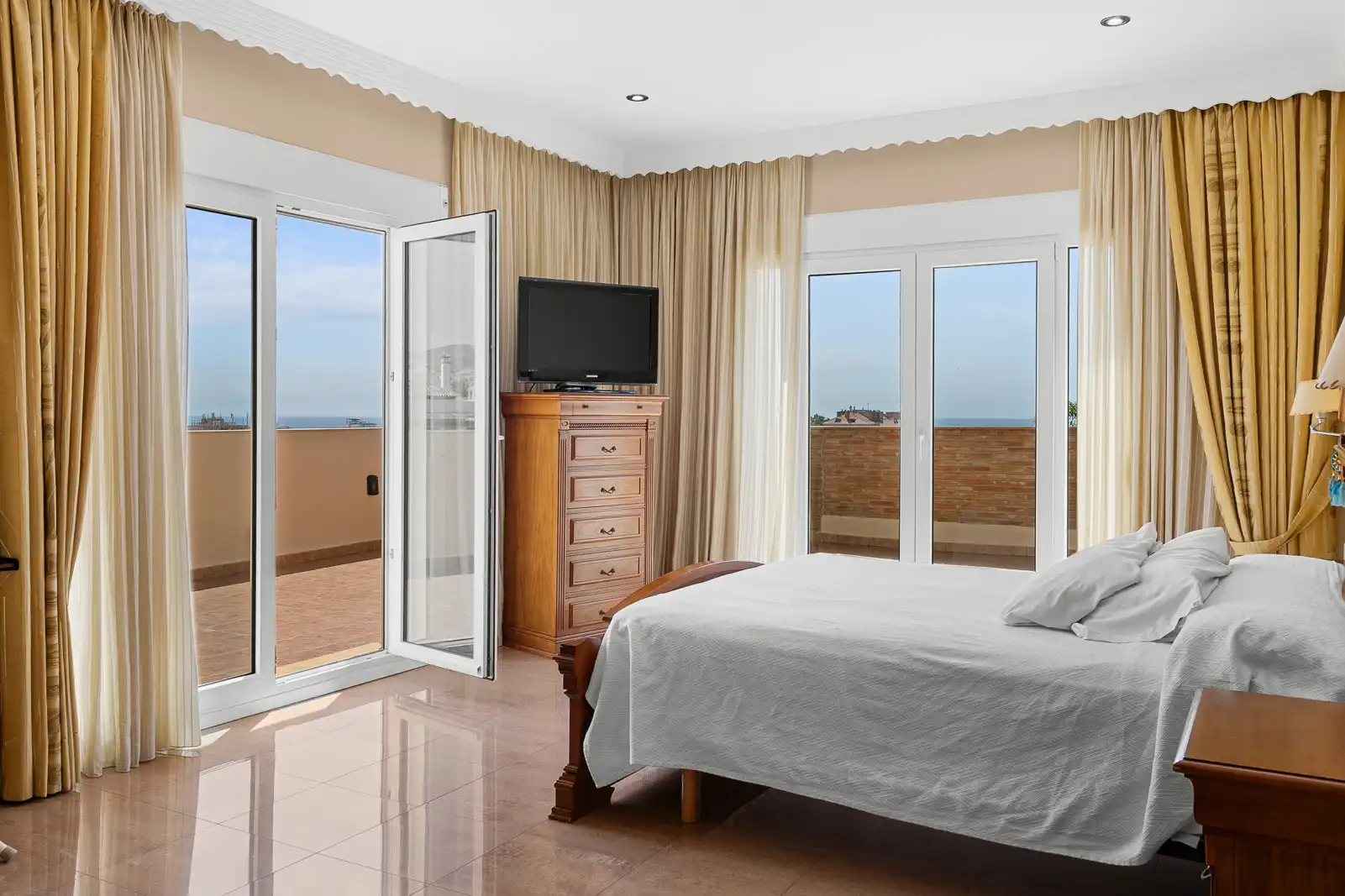 Dormitori de Casa o xalet en venda en Benalmádena amb Aire condicionat, Jardí privat i Piscina