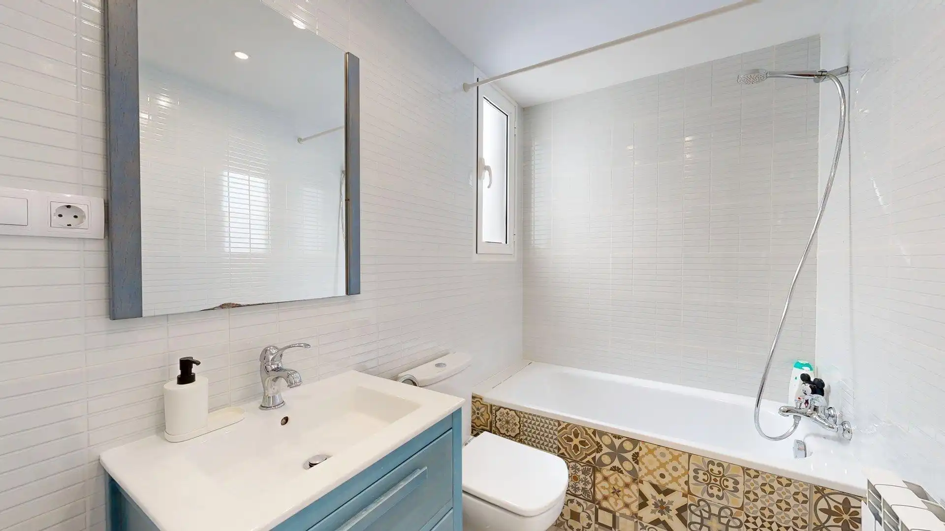 Bathroom of Flat for sale in Zaragoza  with Air Conditioner, Heating and Parquet flooring