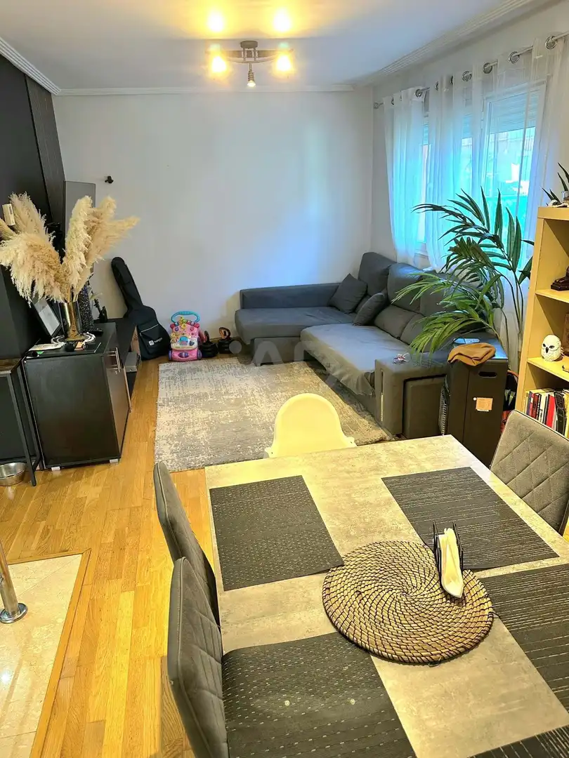 Sala d'estar de Casa adosada en venda en Cuadros amb Calefacció i Terrassa