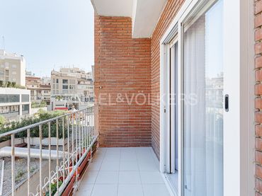 Flat with balcony to rent in L'Eixample