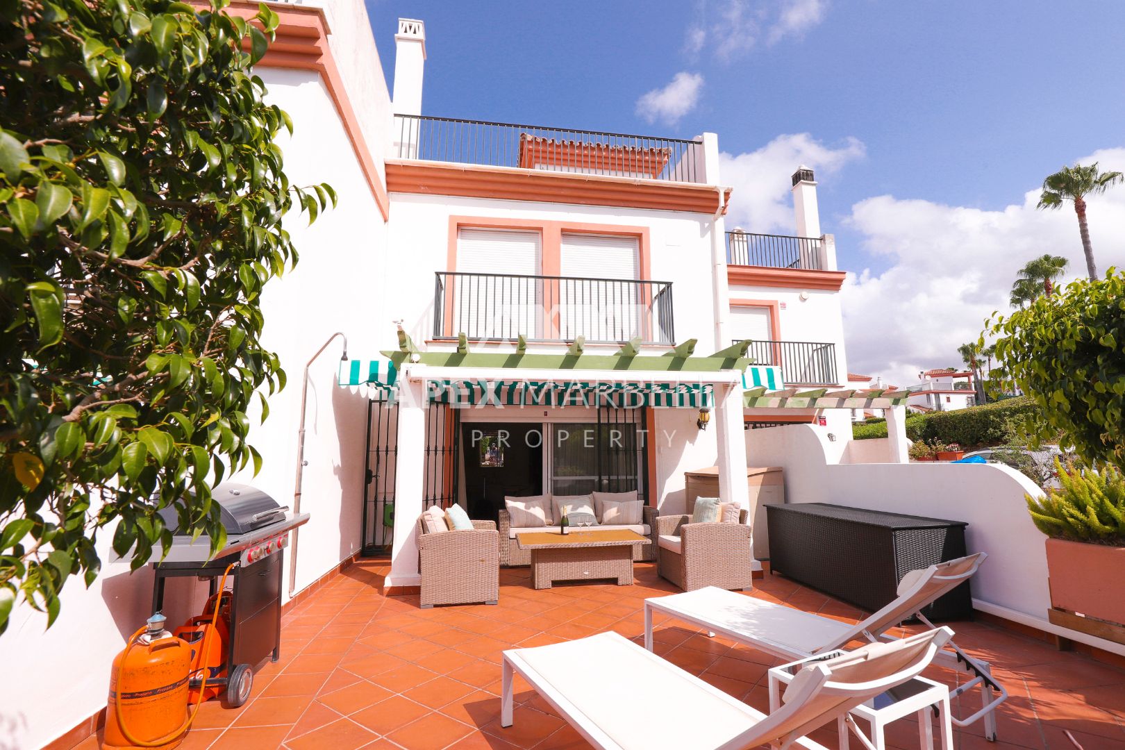 Vista exterior de Casa adosada en venda en Marbella amb Aire condicionat, Jardí privat i Terrassa