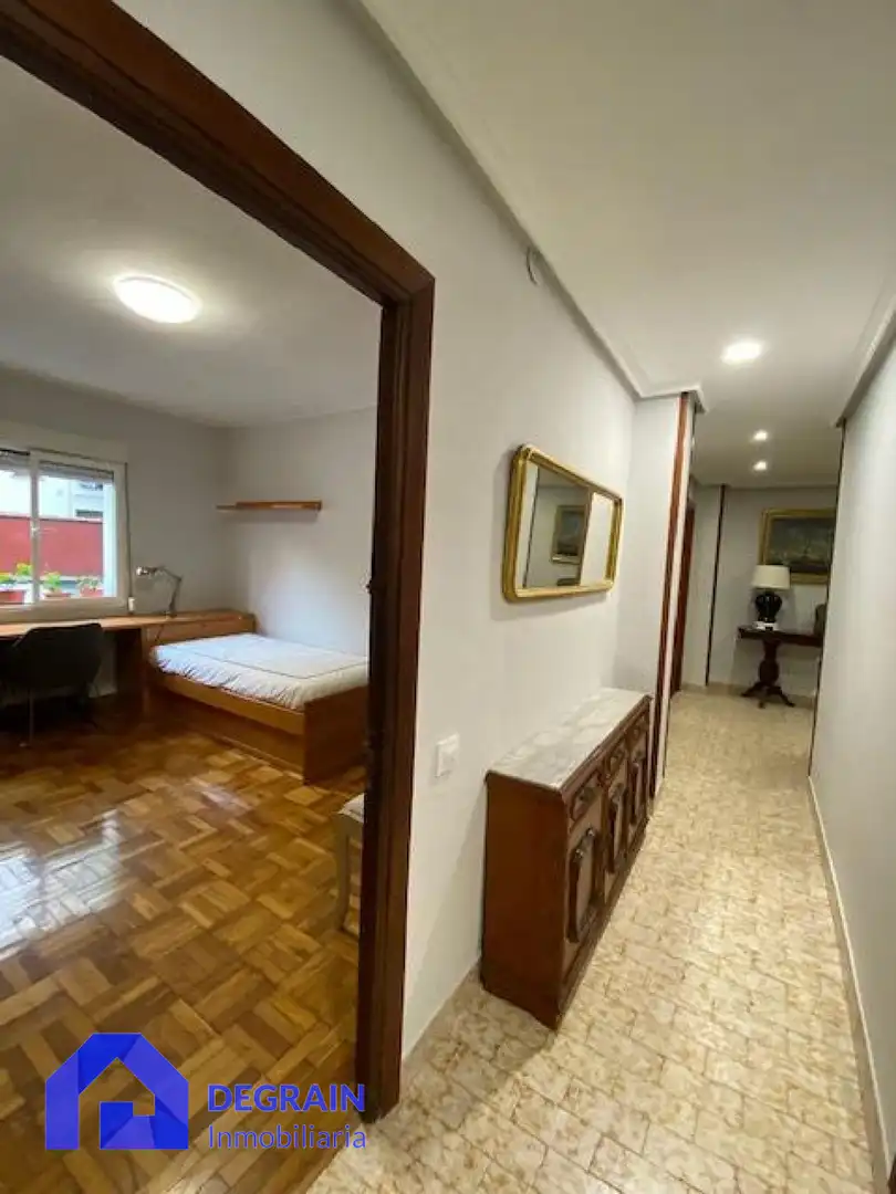 Schlafzimmer von Wohnung zur Miete in Oviedo  mit Heizung, Abstellraum und Möbliert