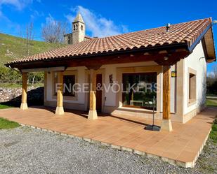 Vista exterior de Casa o xalet en venda en Hermandad de Campoo de Suso amb Calefacció, Jardí privat i Terrassa