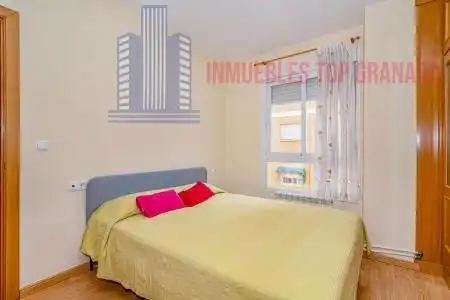 Bedroom of Apartments for sale in Granada