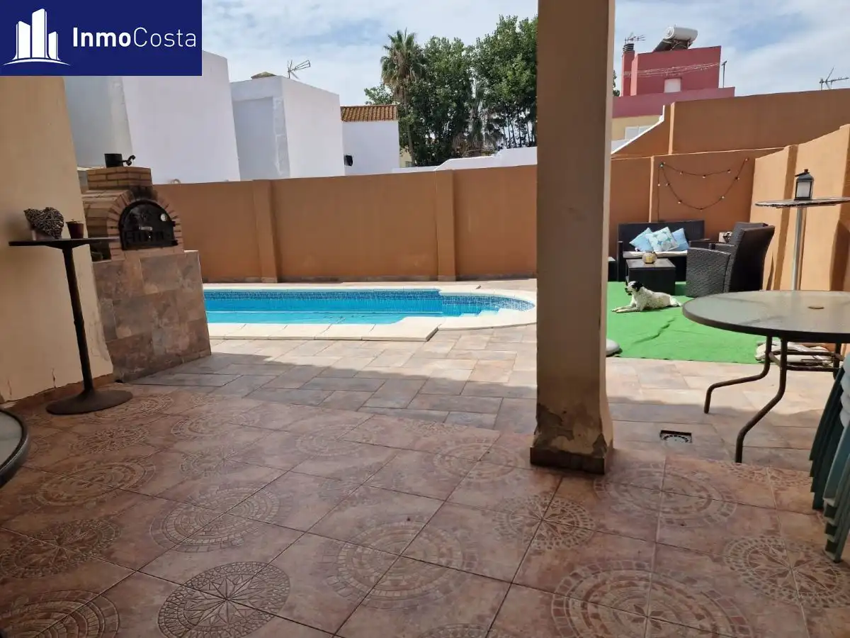 Piscina de Casa o chalet en venta en La Línea de la Concepción