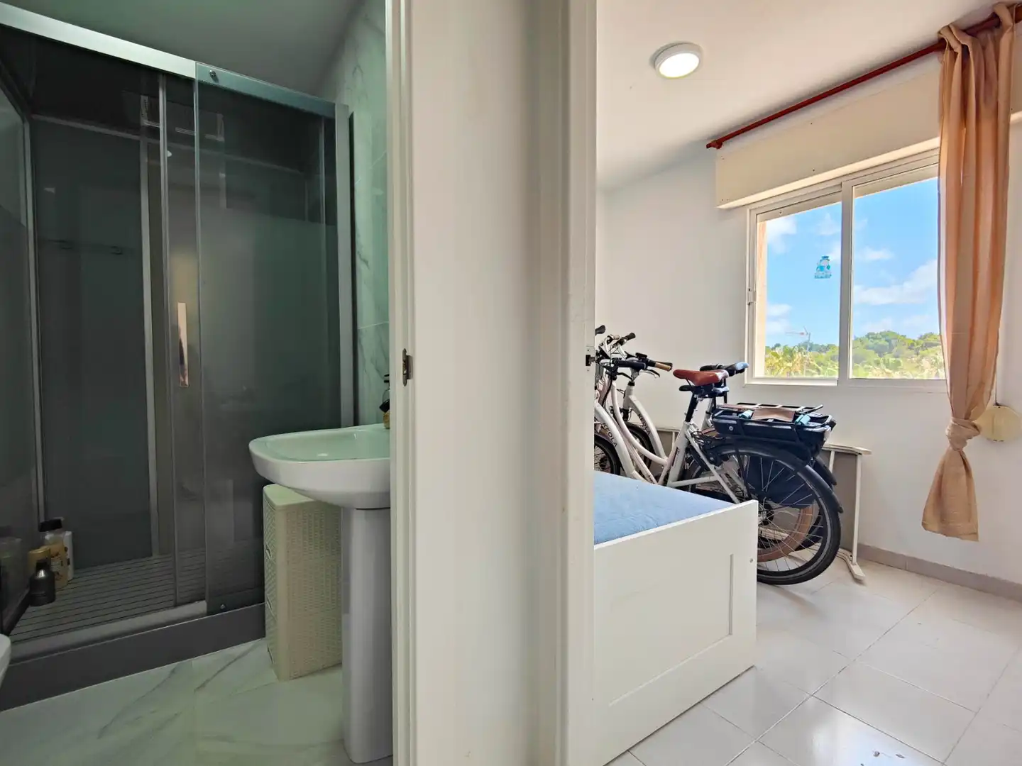 Badezimmer von Einfamilien-Reihenhaus zum Verkauf in Torrevieja mit Klimaanlage, Privatgarten und Terrasse