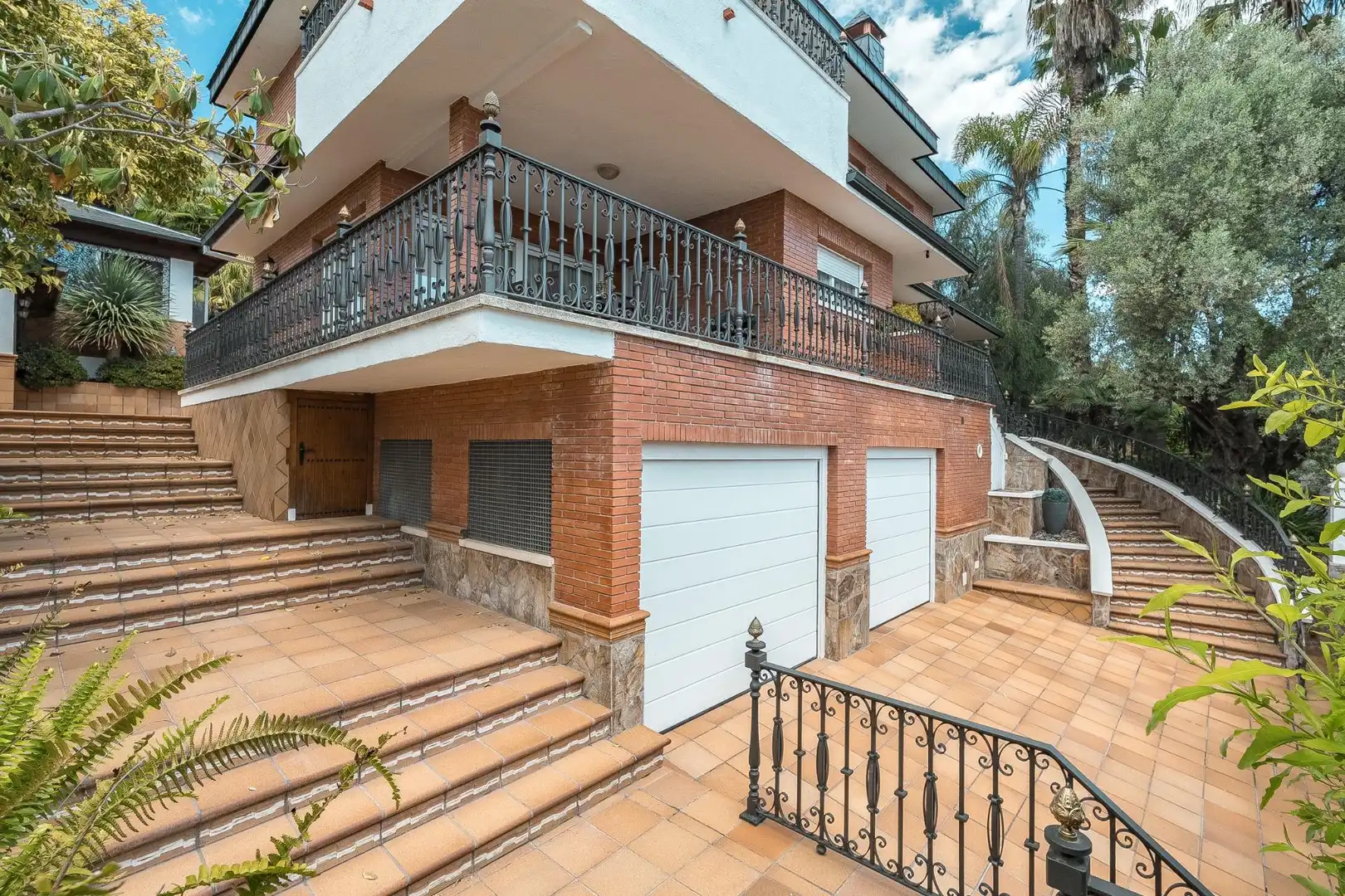 Vista exterior de Casa o xalet en venda en Pallejà amb Calefacció, Jardí privat i Terrassa