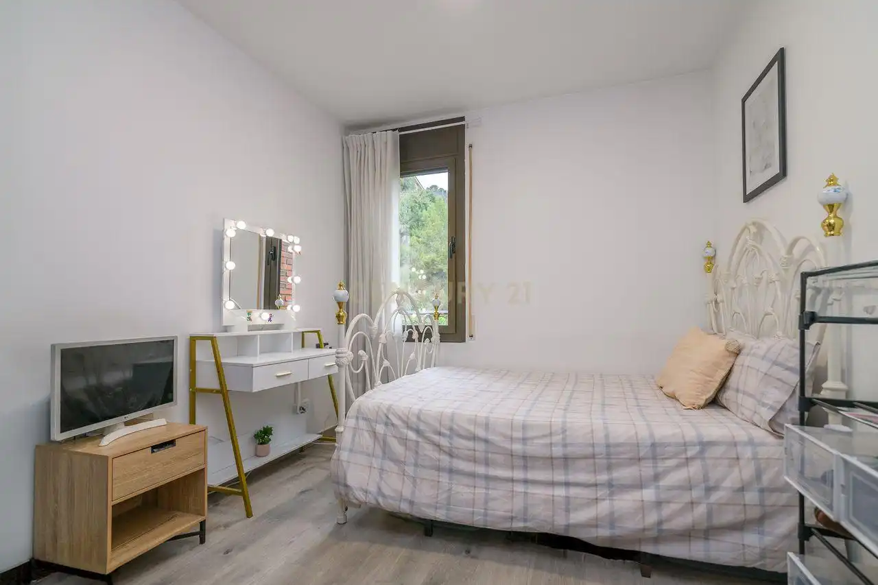 Habitación de Apartamento en venta en Molins de Rei con Aire acondicionado, Trastero y Balcón
