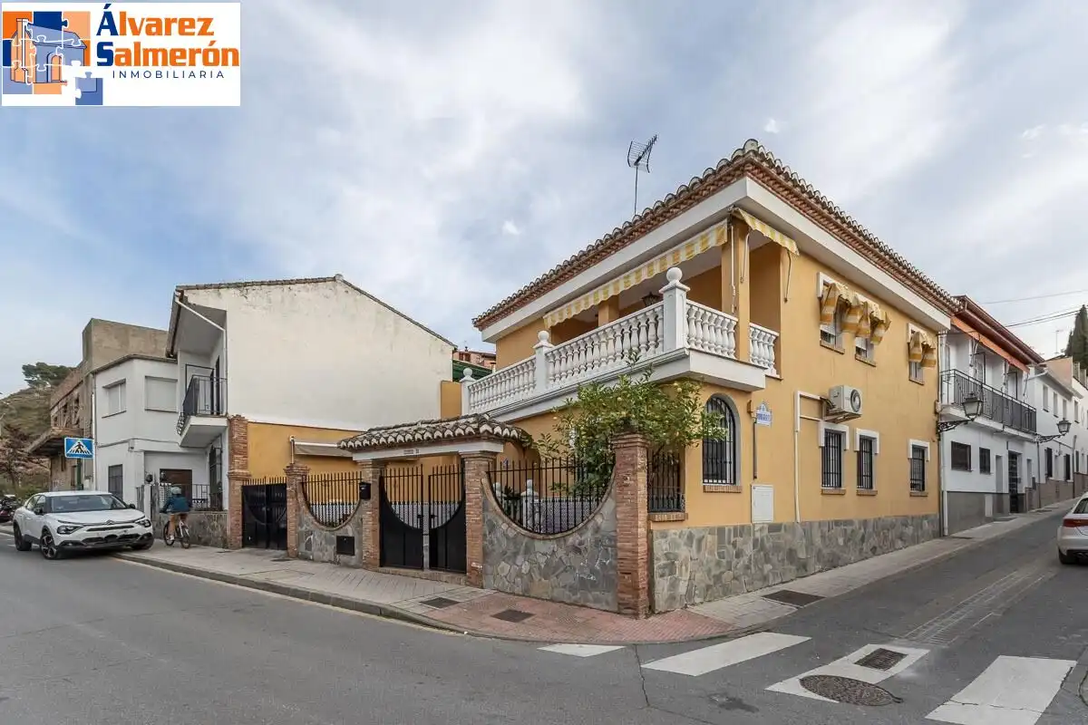 Vista exterior de Casa o xalet en venda en Granada amb Aire condicionat, Terrassa i Moblat