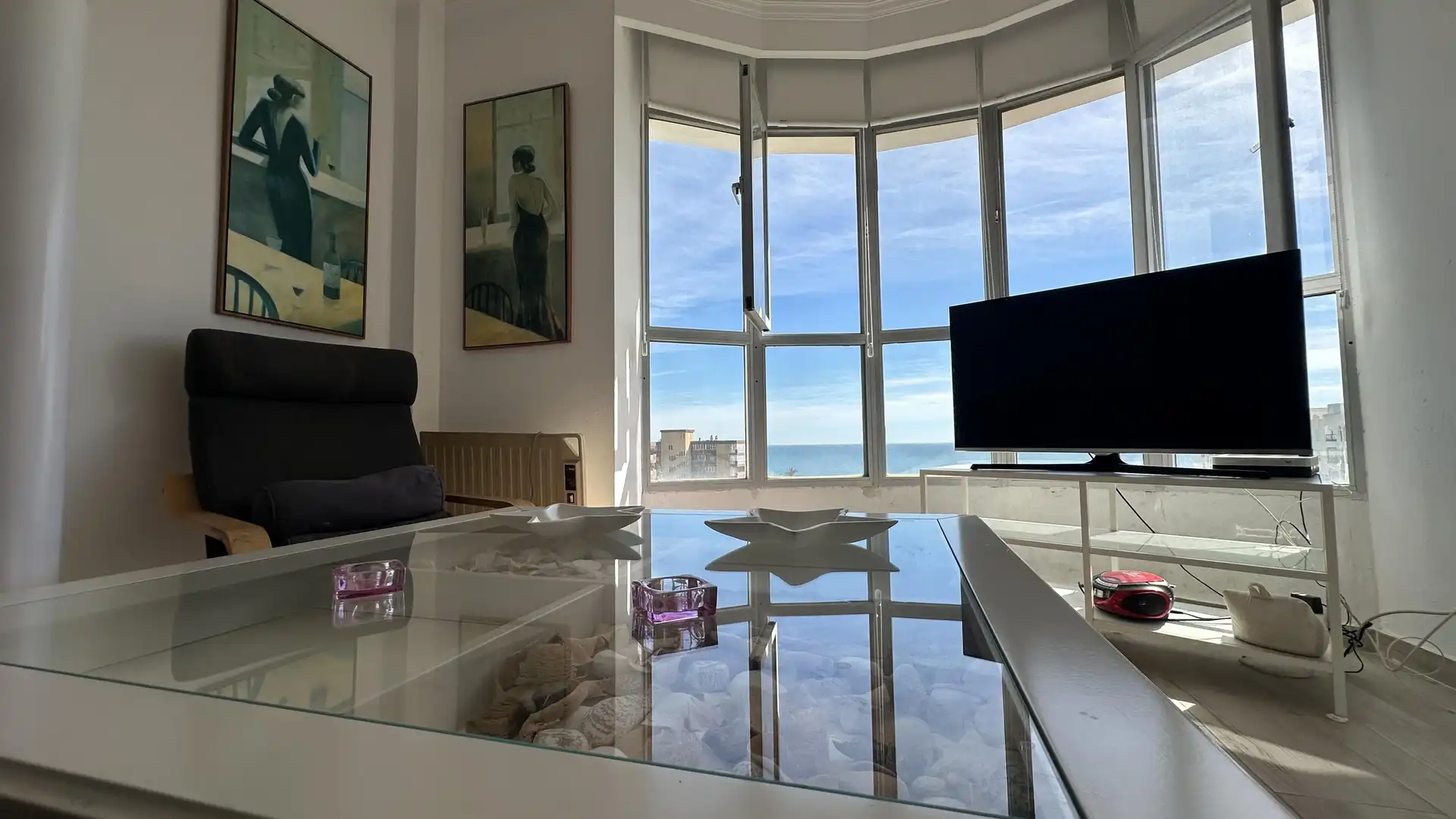 Sala d'estar de Apartament de lloguer en Fuengirola amb Jardí privat i Piscina comunitària