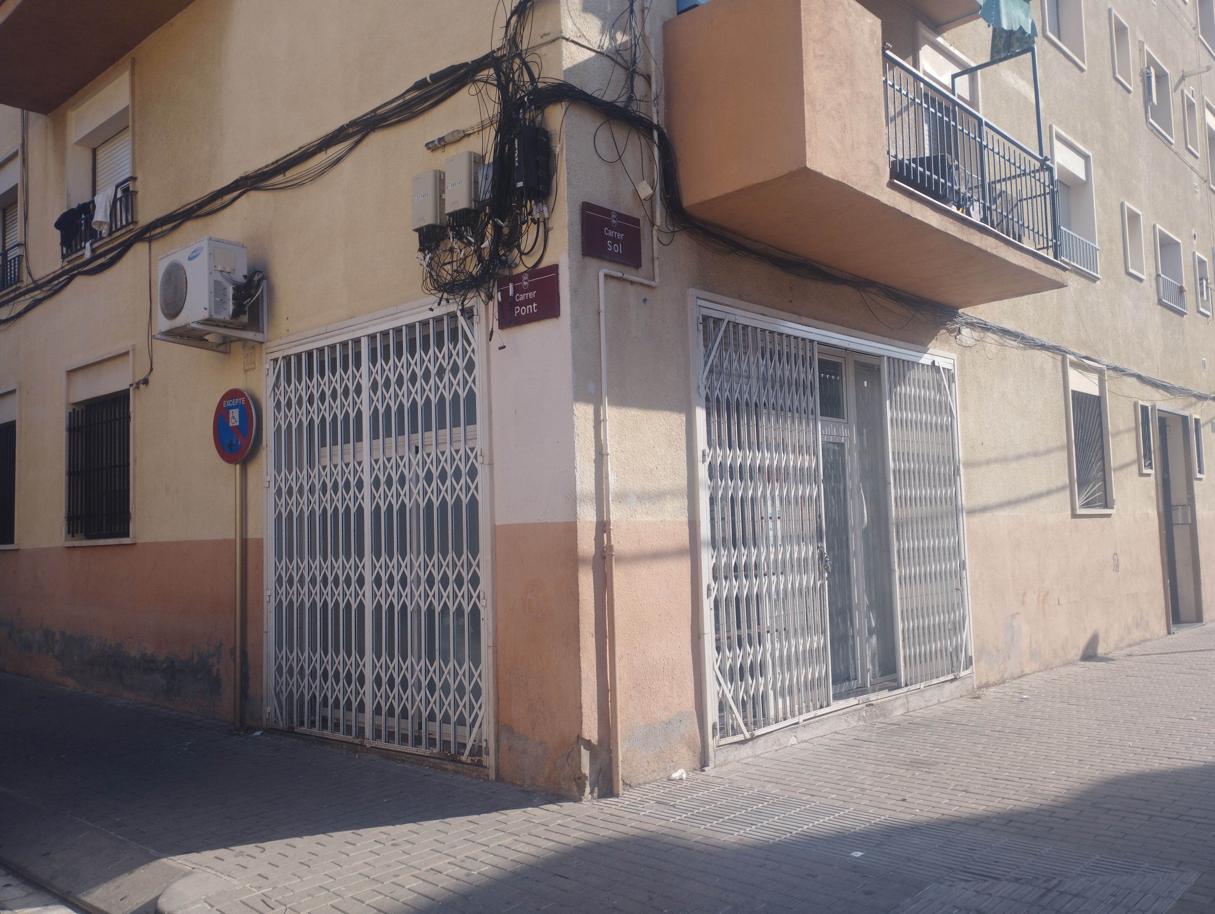 Vista exterior de Local en venta en Canovelles con Aire acondicionado