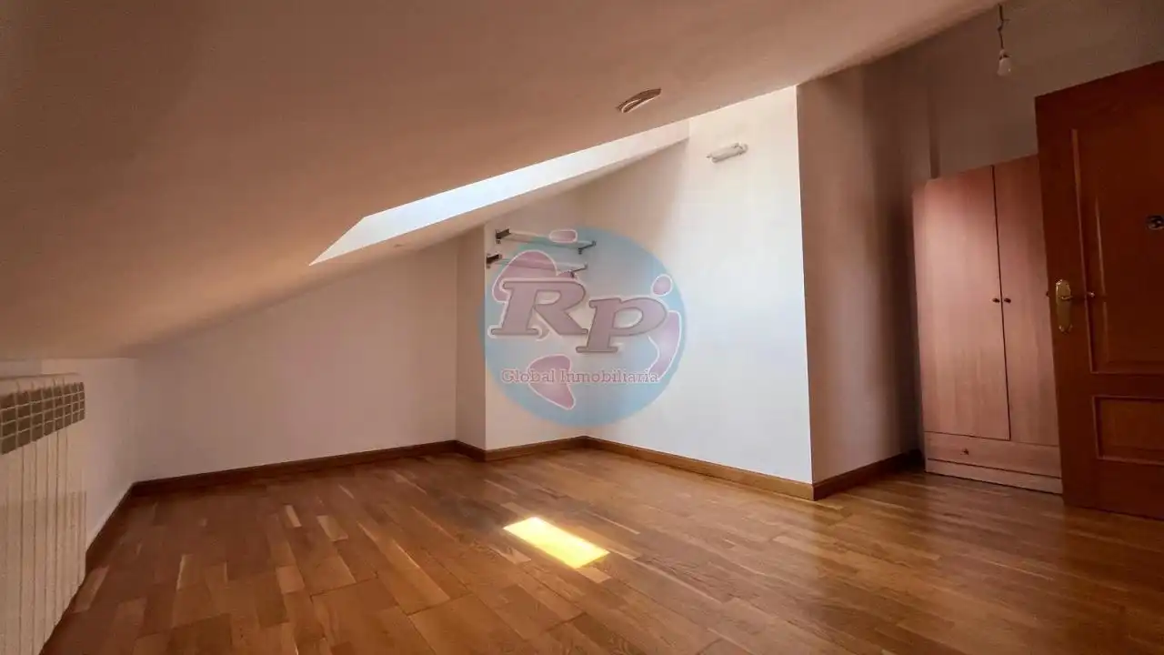 Wohnung zum Verkauf in Astorga mit Klimaanlage, Heizung und Parkett
