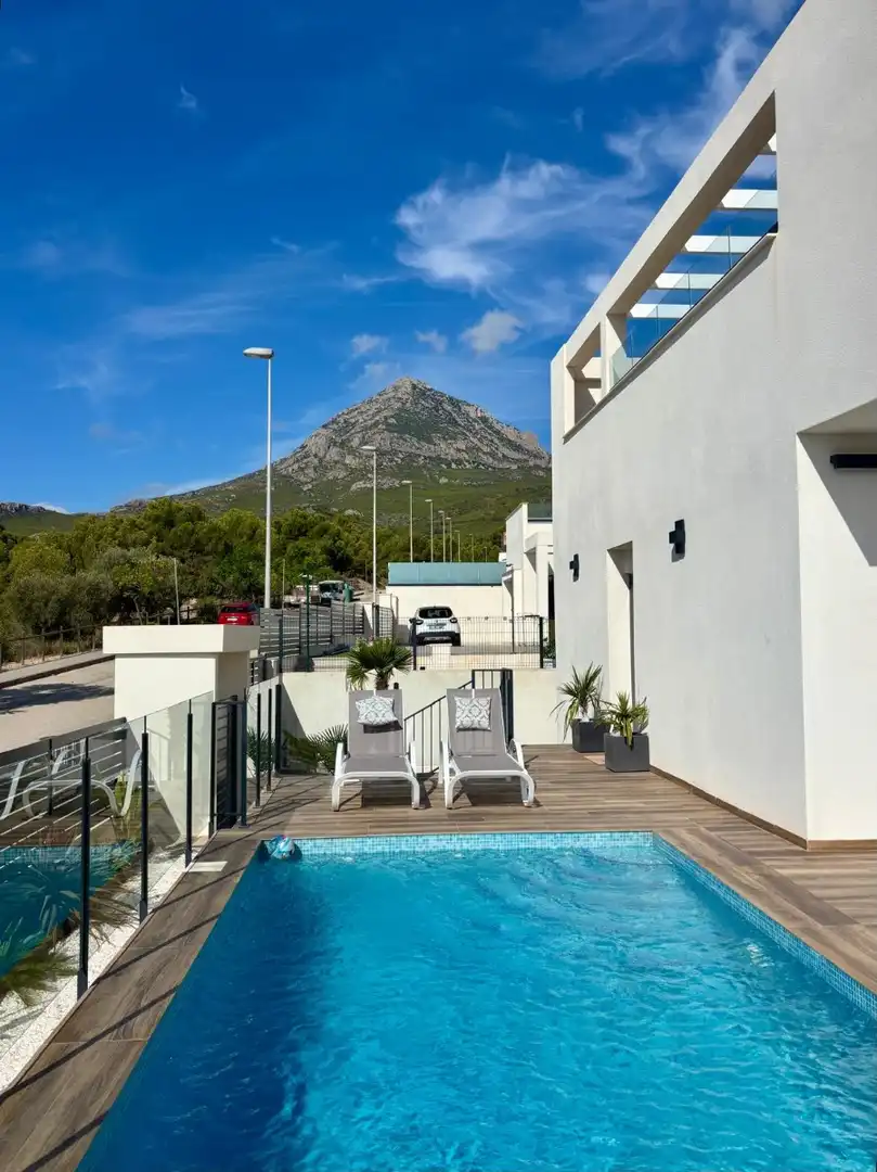 Vista exterior de Casa o xalet en venda en Polop amb Aire condicionat, Jardí privat i Terrassa