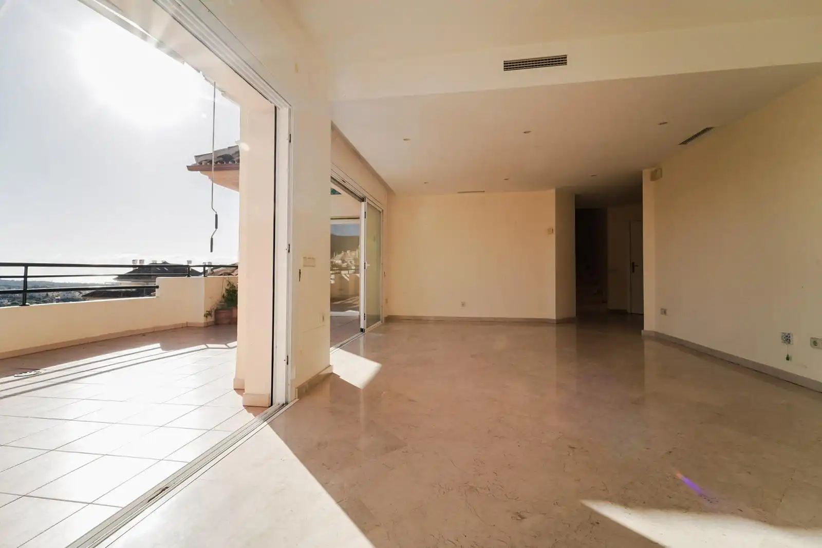 Ático en venta en Marbella con Aire acondicionado, Calefacción y Jardín privado